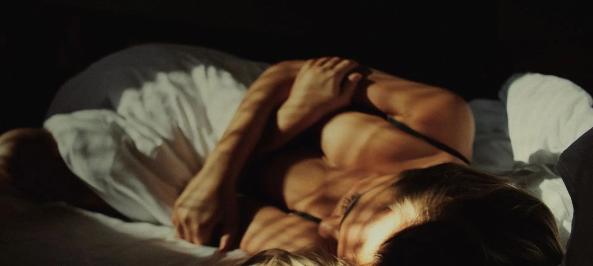 femme allongées dans un lit