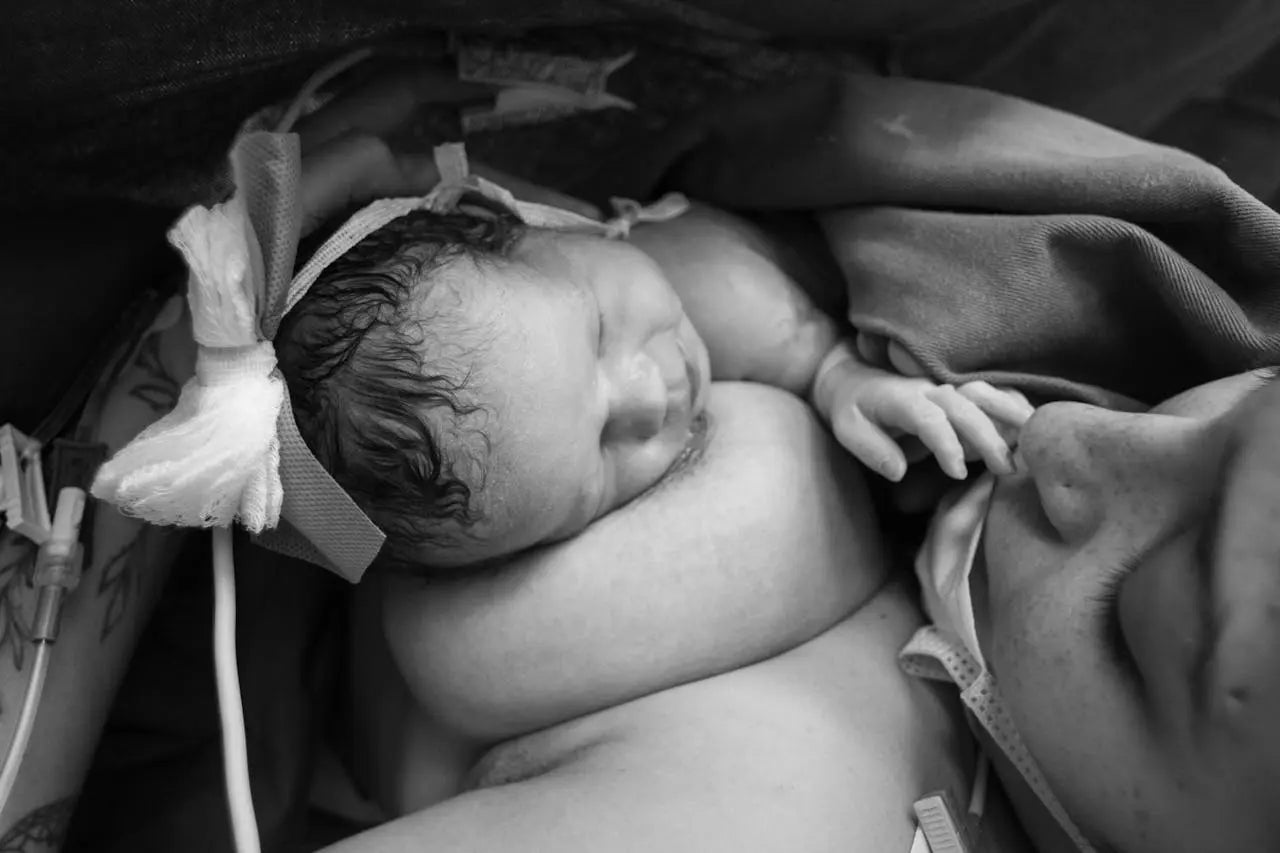 photo noir et blanc d'une maman et son nourrisson