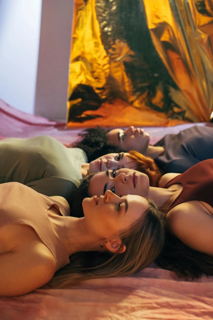 plusieurs femmes allongées au sol