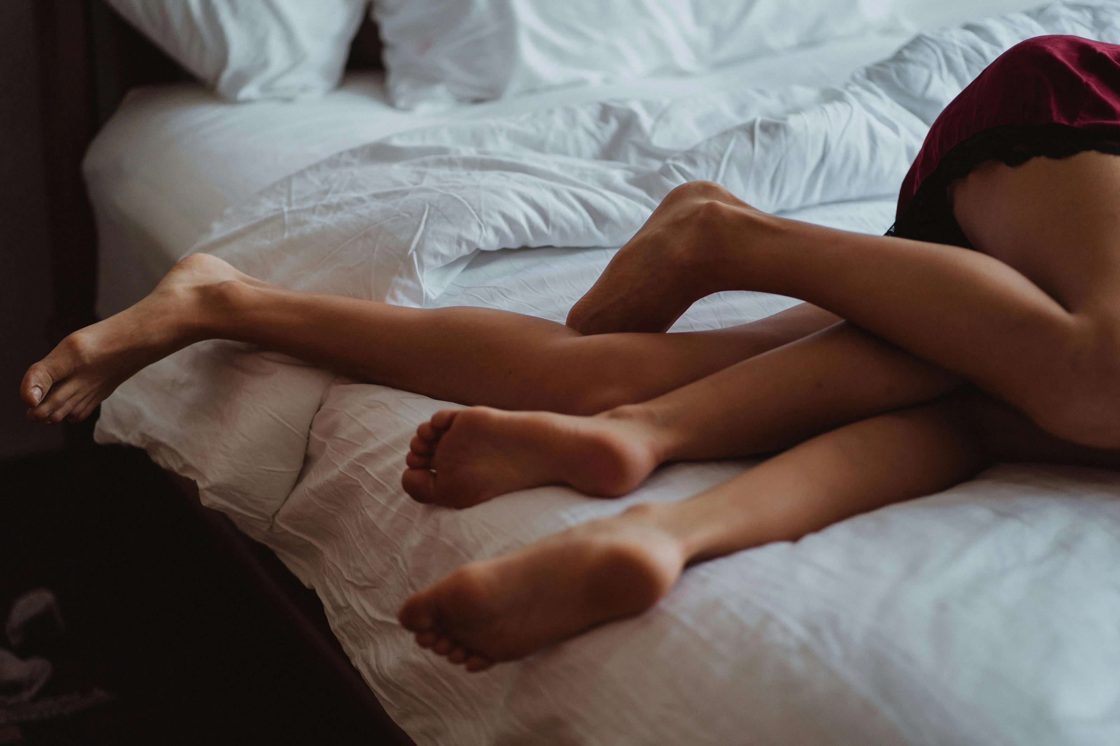 image jambes de couple allongé sur un lit