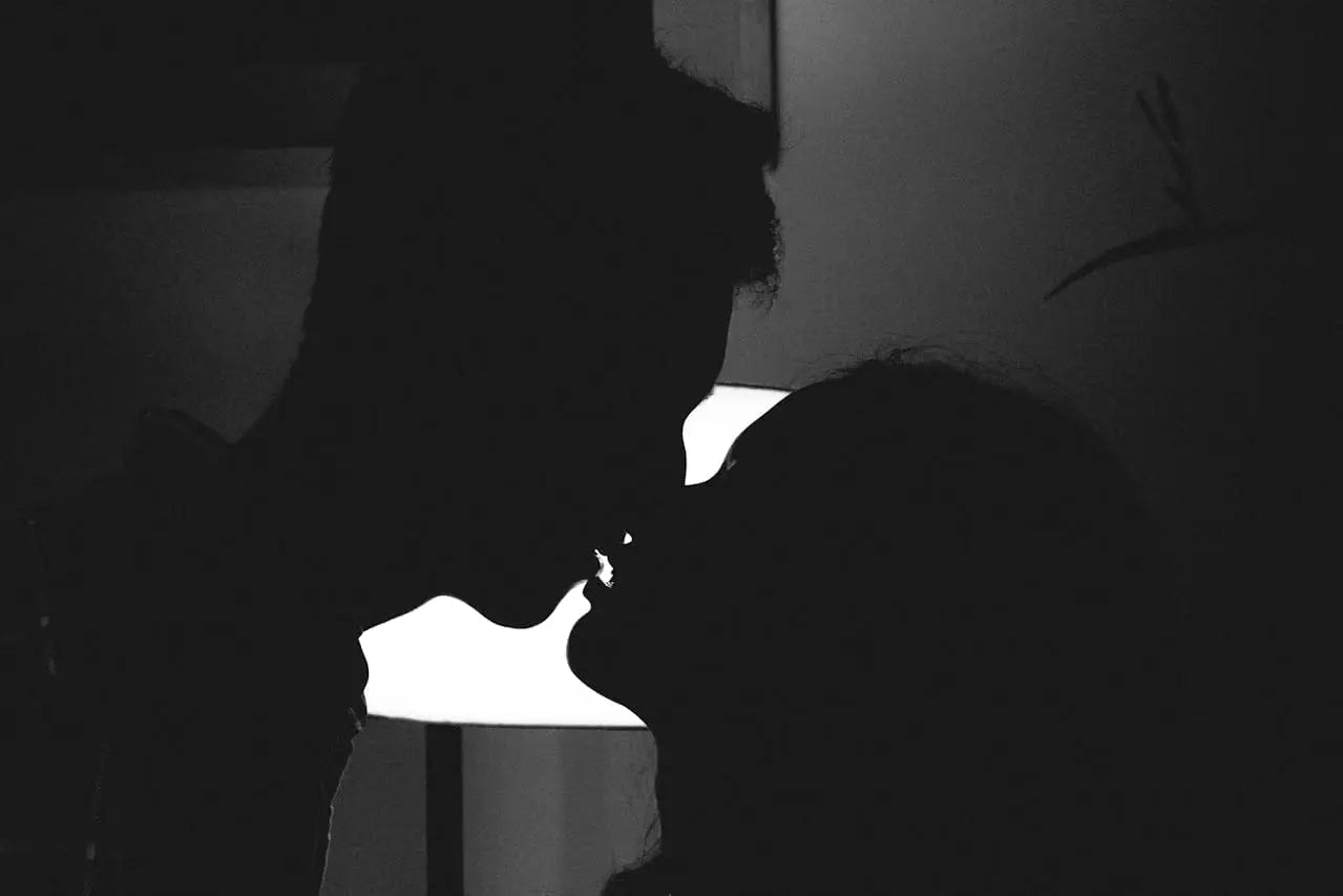 Couple qui s'embrasse en noir et blanc inspirant le désir