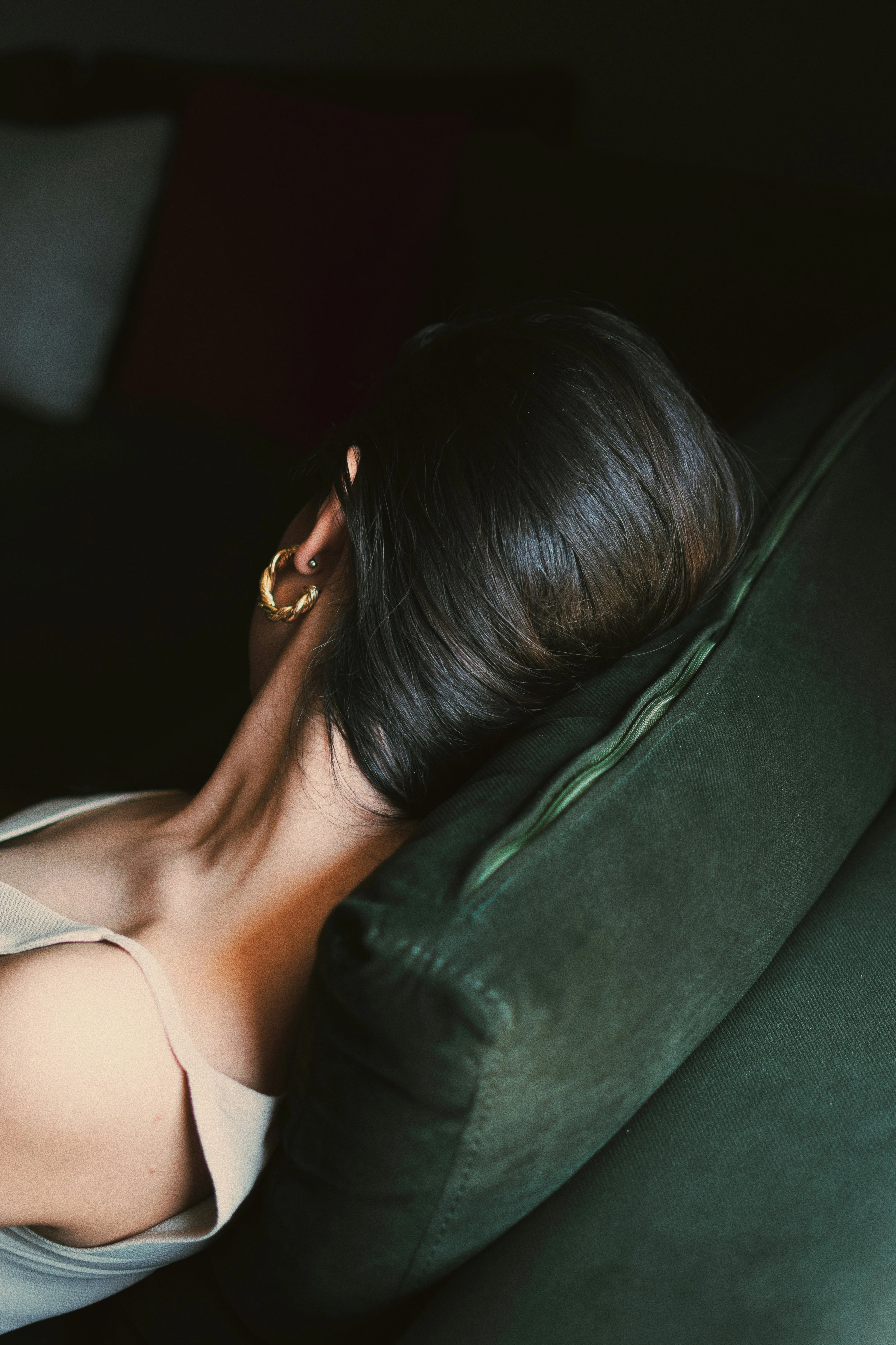 photo d'une femme sur un canapé