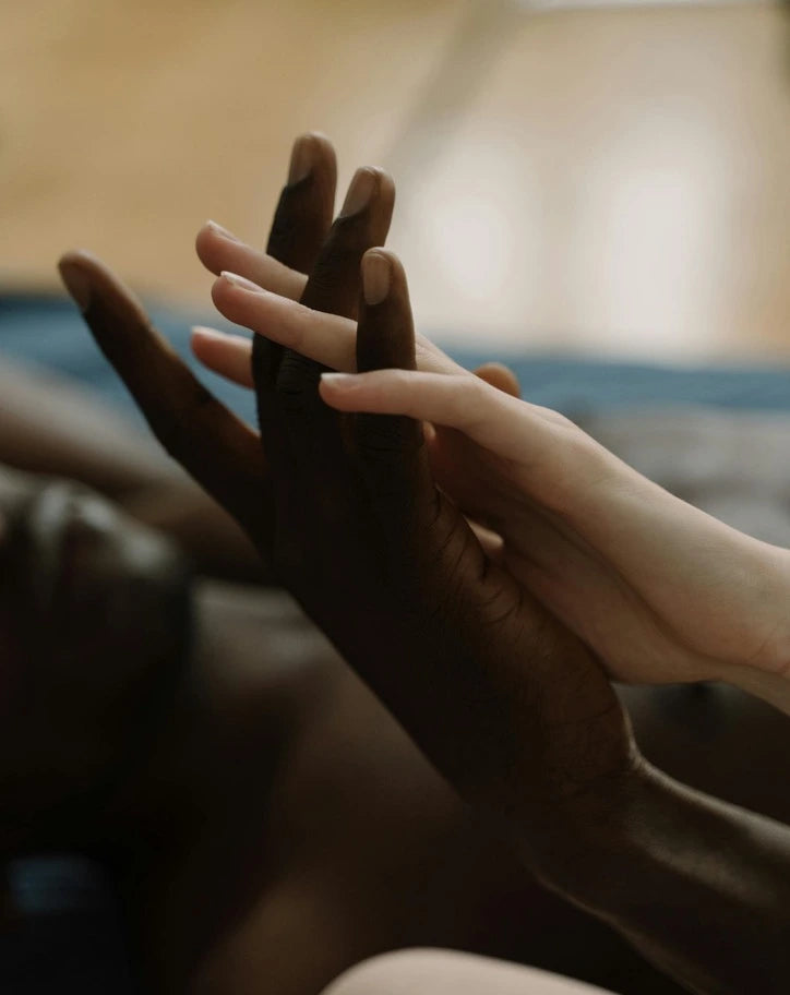 mains d'un homme et d'une femme qui s'entrelacent