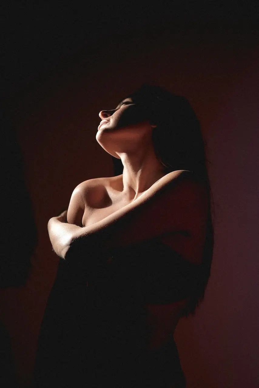 Silhouette d'une femme se tenant debout